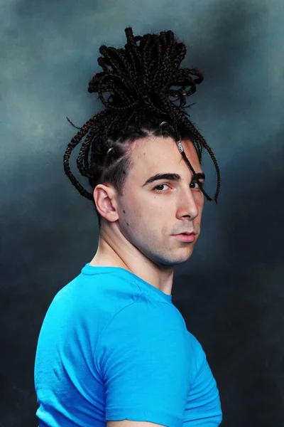 Elegante Modelo Masculino Con Trenzas Afro Posando Estudio Sobre Fondo — Foto de Stock