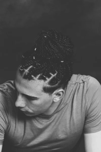 Elegante Modelo Masculino Con Trenzas Afro Posando Estudio Sobre Fondo —  Fotos de Stock