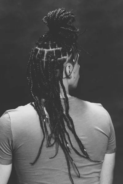 Model Pria Bergaya Dengan Kepang Afro Berpose Studio Dengan Latar — Stok Foto
