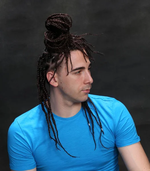 Elegante Modelo Masculino Con Trenzas Afro Posando Estudio Sobre Fondo — Foto de Stock