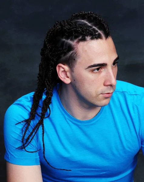 Elegante Modelo Masculino Con Trenzas Afro Posando Estudio Sobre Fondo — Foto de Stock