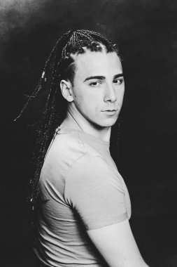 İzole edilmiş arka planda afro örgülü şık erkek model. Tarz, trendler, moda konsepti.