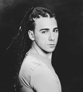 İzole edilmiş arka planda afro örgülü şık erkek model. Tarz, trendler, moda konsepti.