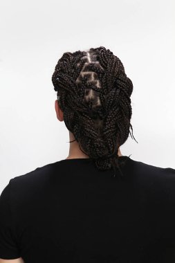 İzole edilmiş arka planda afro örgülü şık erkek model. Tarz, trendler, moda konsepti.
