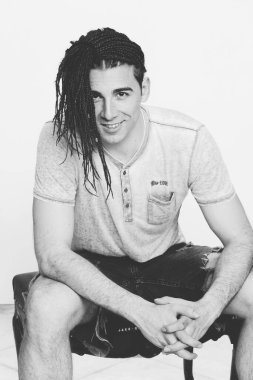 İzole edilmiş arka planda afro örgülü şık erkek model. Tarz, trendler, moda konsepti.