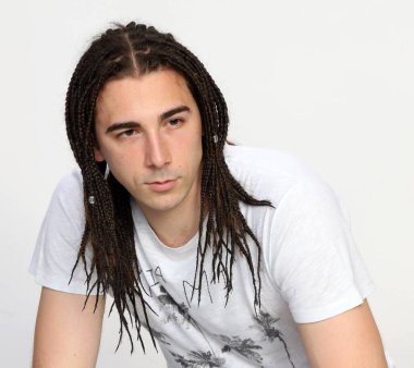 İzole edilmiş arka planda afro örgülü şık erkek model. Tarz, trendler, moda konsepti.