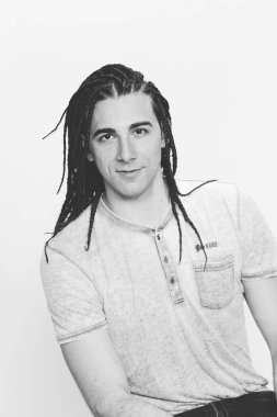 İzole edilmiş arka planda afro örgülü şık erkek model. Tarz, trendler, moda konsepti.