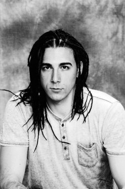 İzole edilmiş arka planda afro örgülü şık erkek model. Tarz, trendler, moda konsepti.