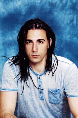 İzole edilmiş arka planda afro örgülü şık erkek model. Tarz, trendler, moda konsepti.