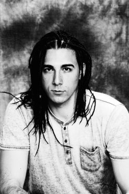 İzole edilmiş arka planda afro örgülü şık erkek model. Tarz, trendler, moda konsepti.