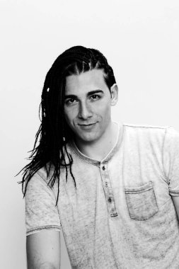 İzole edilmiş arka planda afro örgülü şık erkek model. Tarz, trendler, moda konsepti.