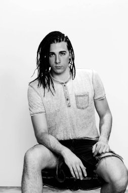 İzole edilmiş arka planda afro örgülü şık erkek model. Tarz, trendler, moda konsepti.