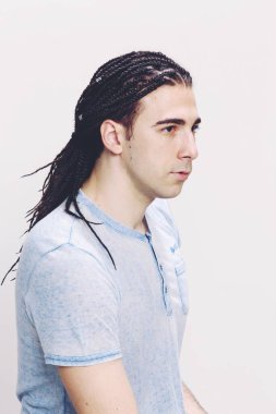 İzole edilmiş arka planda afro örgülü şık erkek model. Tarz, trendler, moda konsepti.