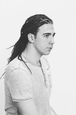 İzole edilmiş arka planda afro örgülü şık erkek model. Tarz, trendler, moda konsepti.