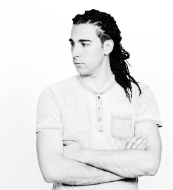 İzole edilmiş arka planda afro örgülü şık erkek model. Tarz, trendler, moda konsepti.