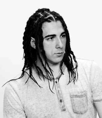 İzole edilmiş arka planda afro örgülü şık erkek model. Tarz, trendler, moda konsepti.