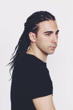 İzole edilmiş arka planda afro örgülü şık erkek model. Tarz, trendler, moda konsepti.