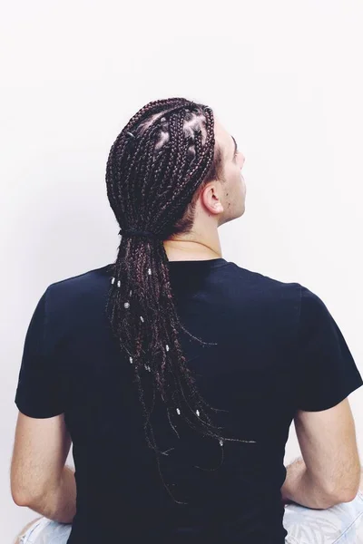 Elegante Modelo Masculino Con Trenzas Afro Posando Estudio Sobre Fondo — Foto de Stock