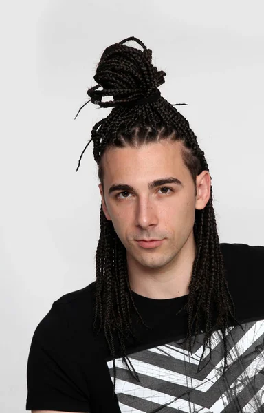 Elegante Modelo Masculino Con Trenzas Afro Posando Estudio Sobre Fondo — Foto de Stock