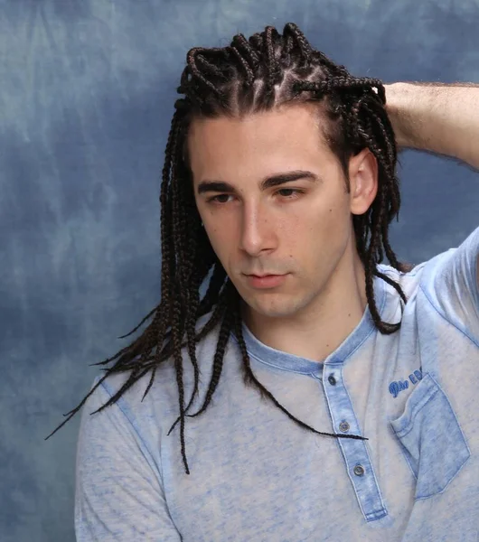 Elegante Modelo Masculino Con Trenzas Afro Posando Estudio Sobre Fondo — Foto de Stock