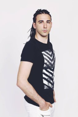 İzole edilmiş arka planda afro örgülü şık erkek model. Tarz, trendler, moda konsepti.