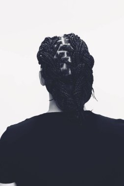 İzole edilmiş arka planda afro örgülü şık erkek model. Tarz, trendler, moda konsepti.