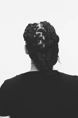 İzole edilmiş arka planda afro örgülü şık erkek model. Tarz, trendler, moda konsepti.