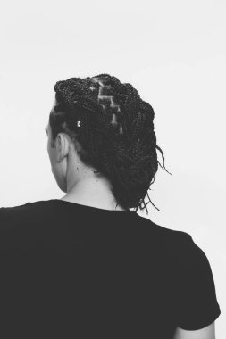 İzole edilmiş arka planda afro örgülü şık erkek model. Tarz, trendler, moda konsepti.