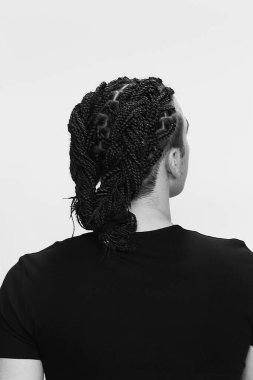 İzole edilmiş arka planda afro örgülü şık erkek model. Tarz, trendler, moda konsepti.