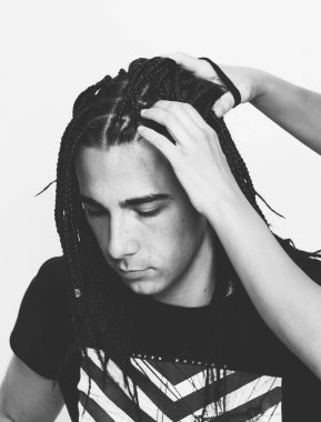 İzole edilmiş arka planda afro örgülü şık erkek model. Tarz, trendler, moda konsepti.