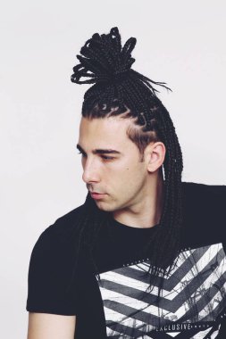 İzole edilmiş arka planda afro örgülü şık erkek model. Tarz, trendler, moda konsepti.