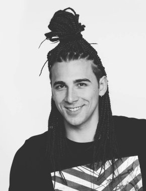 İzole edilmiş arka planda afro örgülü şık erkek model. Tarz, trendler, moda konsepti.