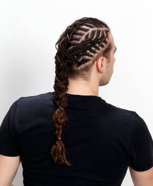 Örgü örgülü çekici adam izole edilmiş arka planda poz veriyor. Tarz, trendler, moda konsepti.