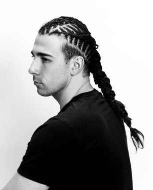 Örgü örgülü çekici adam izole edilmiş arka planda poz veriyor. Tarz, trendler, moda konsepti.