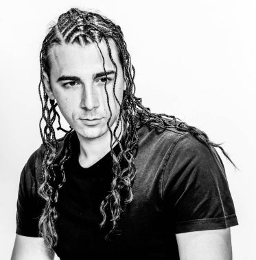 Örgü örgülü çekici adam izole edilmiş arka planda poz veriyor. Tarz, trendler, moda konsepti.