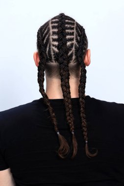 Örgü örgülü çekici adam izole edilmiş arka planda poz veriyor. Tarz, trendler, moda konsepti.