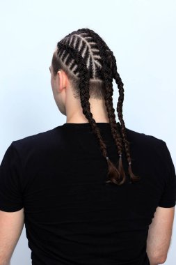 Örgü örgülü çekici adam izole edilmiş arka planda poz veriyor. Tarz, trendler, moda konsepti.