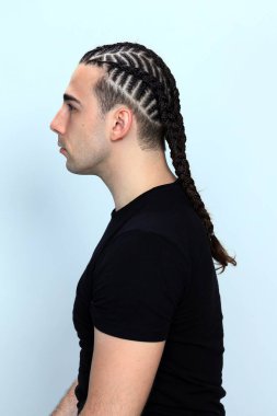 Örgü örgülü çekici adam izole edilmiş arka planda poz veriyor. Tarz, trendler, moda konsepti.