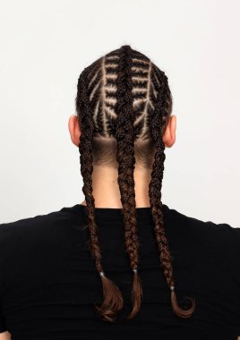 Örgü örgülü çekici adam izole edilmiş arka planda poz veriyor. Tarz, trendler, moda konsepti.