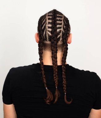 Örgü örgülü çekici adam izole edilmiş arka planda poz veriyor. Tarz, trendler, moda konsepti.