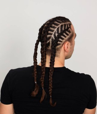 Örgü örgülü çekici adam izole edilmiş arka planda poz veriyor. Tarz, trendler, moda konsepti.