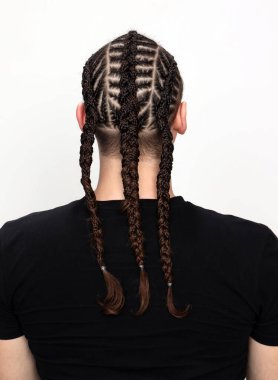 Örgü örgülü çekici adam izole edilmiş arka planda poz veriyor. Tarz, trendler, moda konsepti.