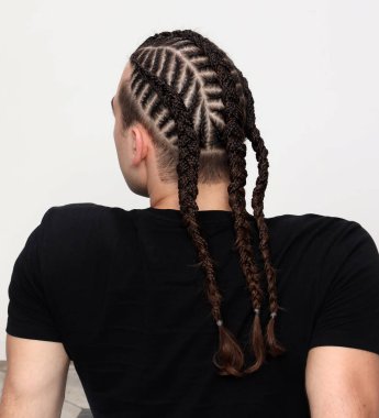 Örgü örgülü çekici adam izole edilmiş arka planda poz veriyor. Tarz, trendler, moda konsepti.