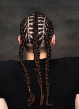 Örgü örgülü çekici adam izole edilmiş arka planda poz veriyor. Tarz, trendler, moda konsepti.