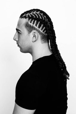 Örgü örgülü çekici adam izole edilmiş arka planda poz veriyor. Tarz, trendler, moda konsepti.