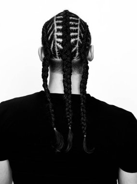 Örgü örgülü çekici adam izole edilmiş arka planda poz veriyor. Tarz, trendler, moda konsepti.