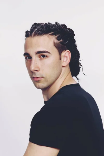 Elegante Modelo Masculino Con Trenzas Afro Posando Estudio Sobre Fondo — Foto de Stock