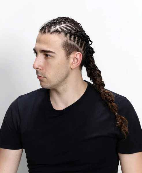 Tipo Atractivo Con Trenzas Posando Estudio Sobre Fondo Aislado Estilo — Foto de Stock