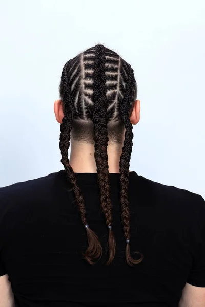 Tipo Atractivo Con Trenzas Posando Estudio Sobre Fondo Aislado Estilo — Foto de Stock