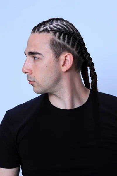 Tipo Atractivo Con Trenzas Posando Estudio Sobre Fondo Aislado Estilo —  Fotos de Stock